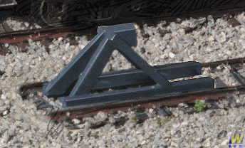 Walthers 933 - 2605 N Scale Dark Gray Track Bumpers (Pack of 5) for Model Railroads